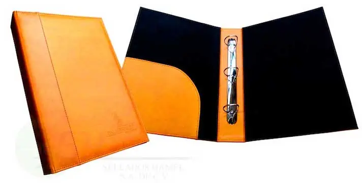 CARPETA TAMAÑO OFICIO CON APLICACIÓN Y HERRAJE