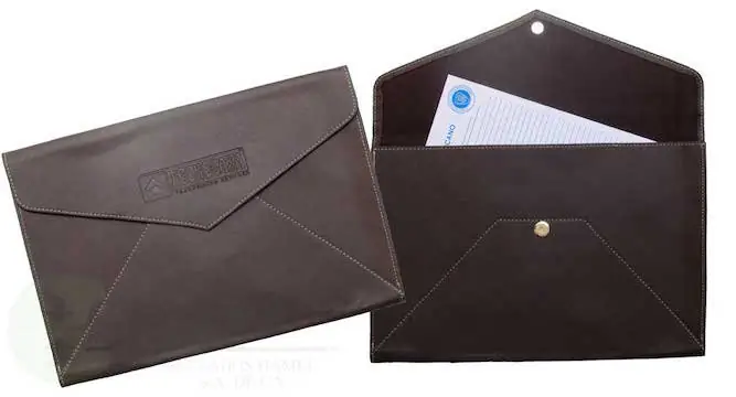 SOBRE DE CURPIEL CON SOLAPA MATERIAL CURPIEL